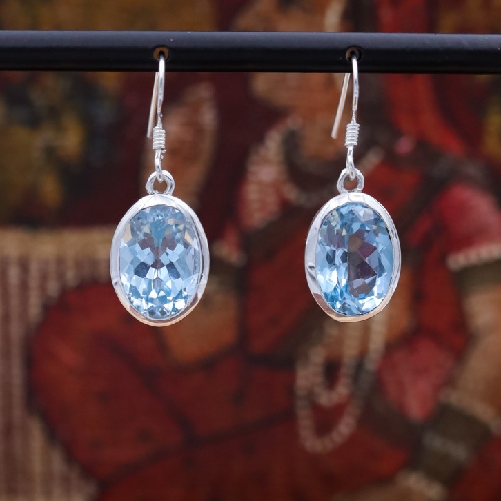 Boucles d'oreilles en argent et pierre topaze bleue