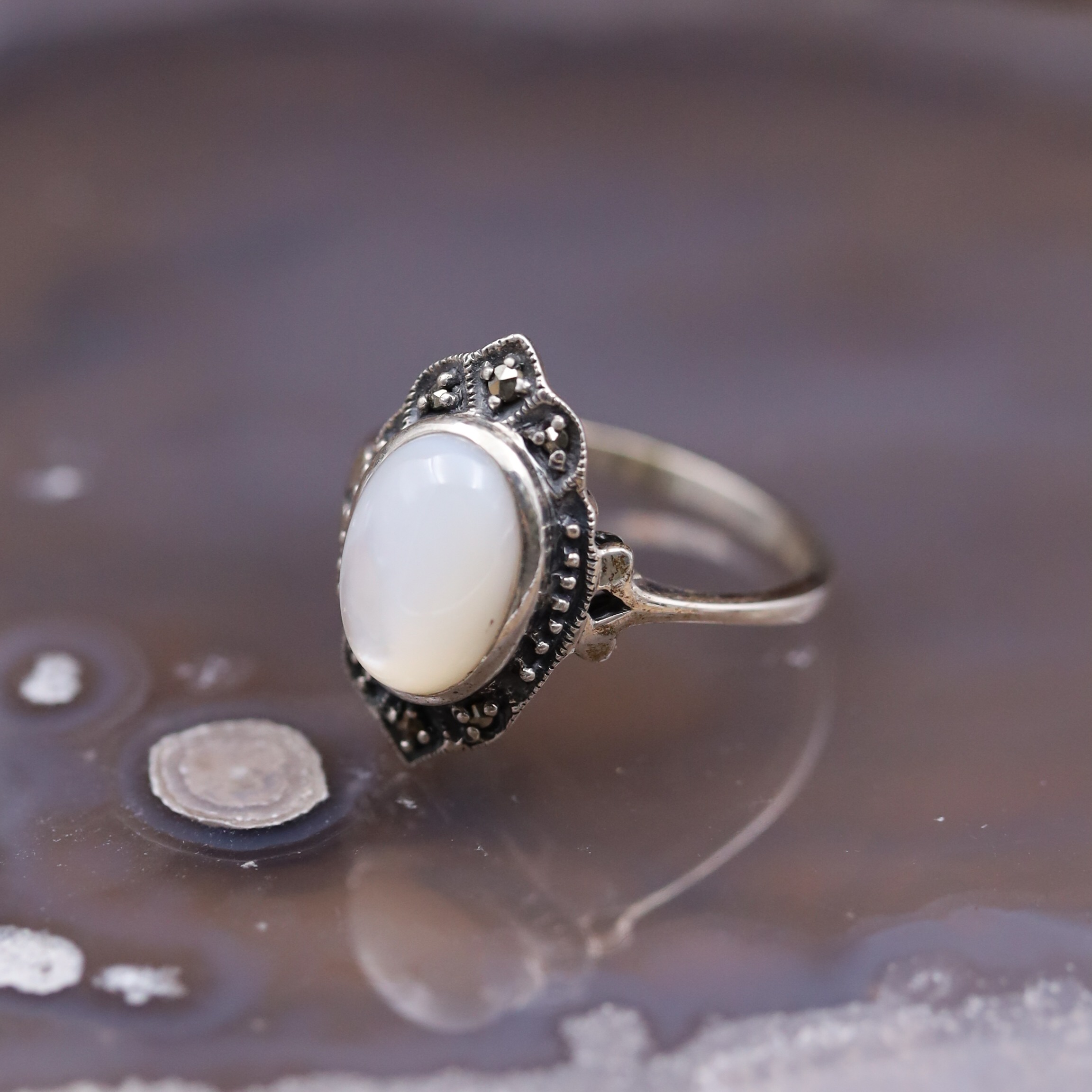 Bague d exception pierre nacre et marcassites
