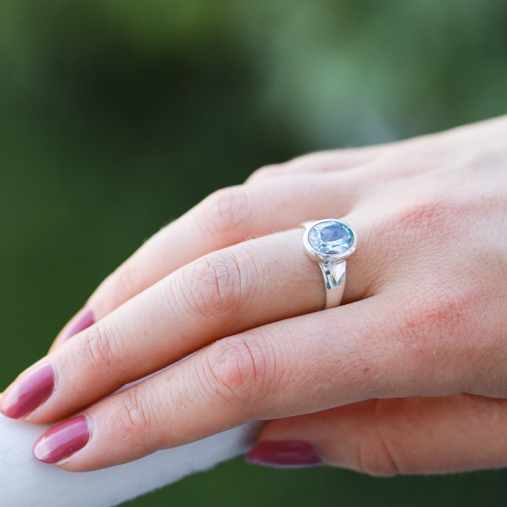 Bague en argent et pierre topaze bleue