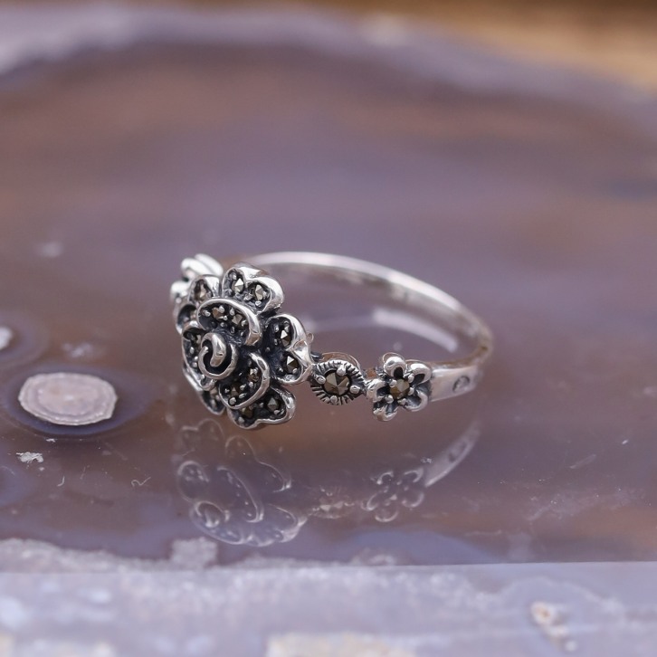 Bague d'exception en argent et marcassites