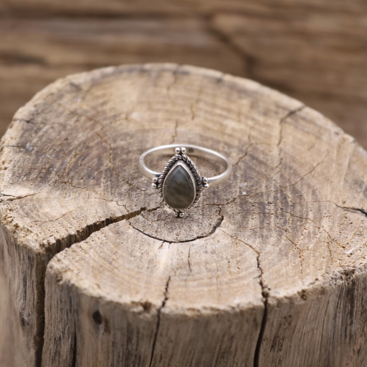 Bague en argent et labradorite