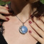 Pendentif d'exception lune en argent et topaze bleue