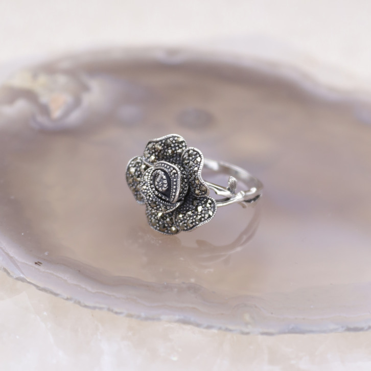 Bague d'exception "rose" en argent et marcassites