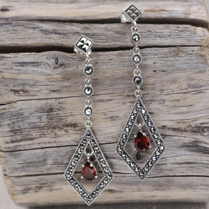 Boucles d'oreilles d'exception en argent, marcassites et pierre grenat