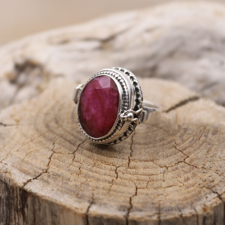 Bague poison en argent et racine de Rubis