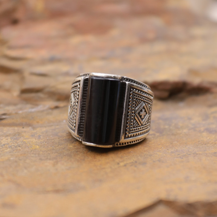 Bague en argent et onyx