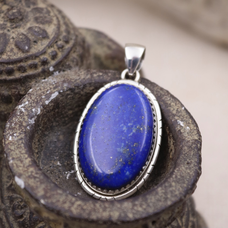 Pendentif en argent et lapis lazuli