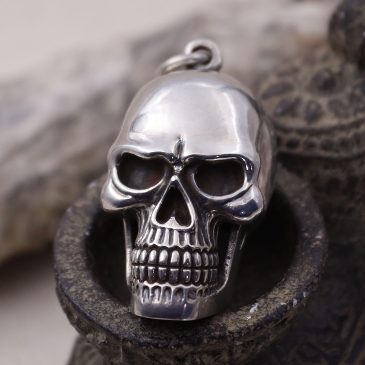 Pendentif en argent "tête de mort"