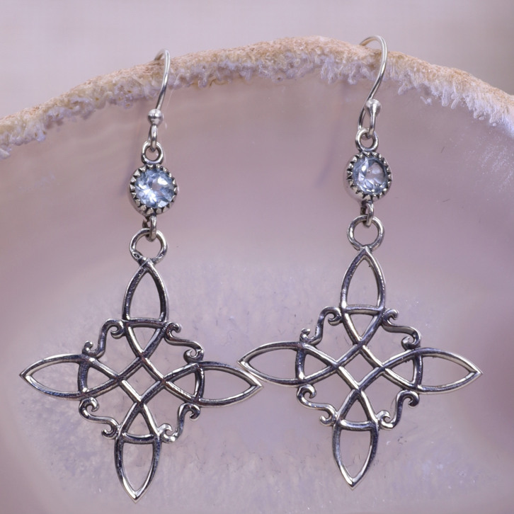 Boucles d'oreilles en argent et topaze bleue