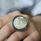 Bague d'exception en argent avec nacre et marcassites
