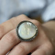 Bague d'exception en argent avec nacre et marcassites