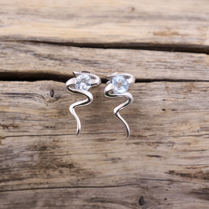 Boucles d'oreilles en argent et topaze bleue