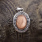 Pendentif en argent et pierre de soleil