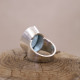 Bague en argent et topaze bleue