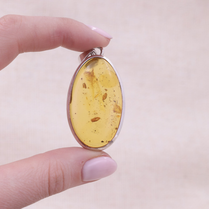 Pendentif en argent et ambre