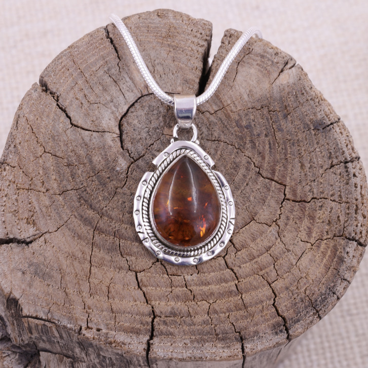 Pendentif en argent et ambre