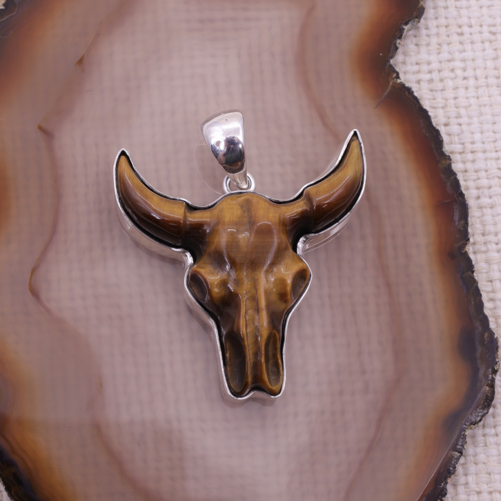 Pendentif en argent et oeil de tigre - crâne de taureau