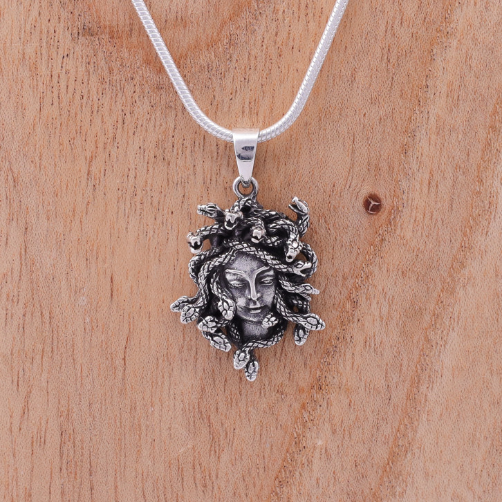 Pendentif en argent médusa
