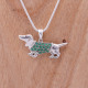 Pendentif chien en argent et pierre d'émeraude