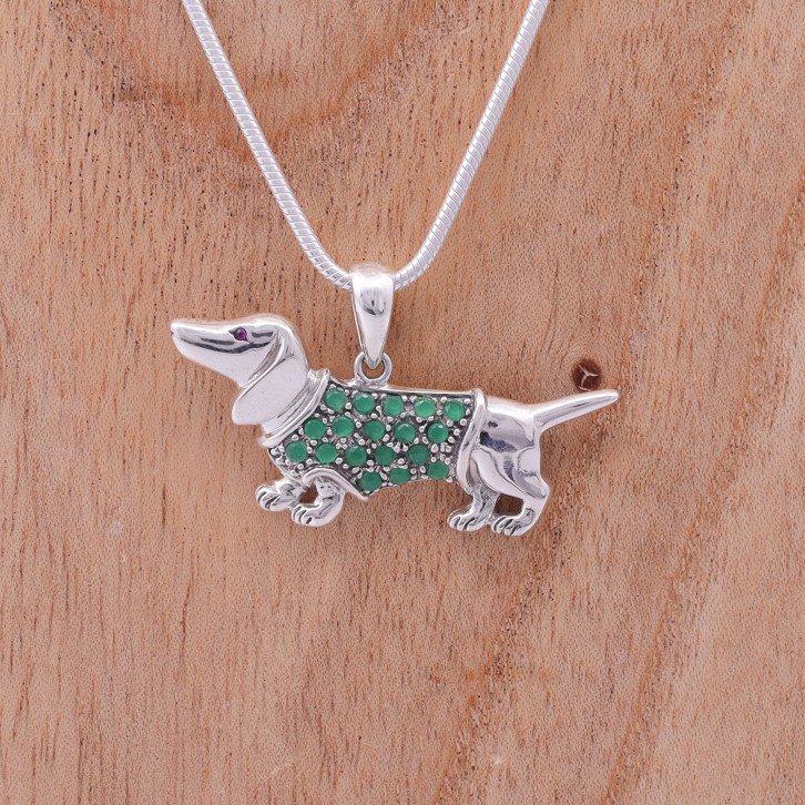 Pendentif chien en argent et pierre d'émeraude